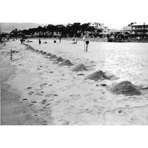 1976年6月　須磨海岸　等間隔の砂山と破壊　パプニング